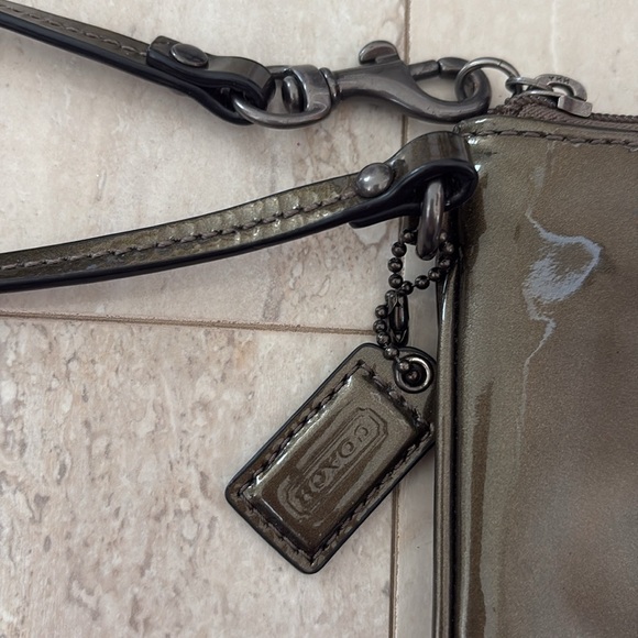 Coach Madison Metallic Pewter Pleated Patent Leather Wristlet Grey 4"x6" - Picture 3 of 6